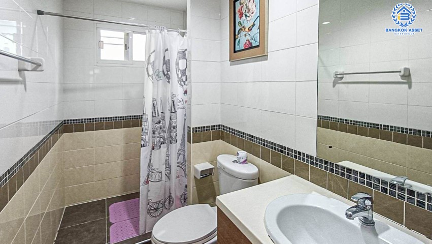 *****บ้านเดี่ยวมือสองย่านกรุงเทพฯ ม.ภัสสร21 พระราม9-วงแหวน เนื้อที่กว้างขวางมากถึงเกือบ 58 ตร.ว. ฟังก์ชันจัดเต็ม 4 ห้องนอน 2 ห้องน้ำ 2 ที่จอดรถ บนทำเลเดินทางง่าย เพียง 15 นาทีก็ถึงรถไฟฟ้าสายแอร์พอร์ตเรลลิงก์ "สถานีลาดกระบัง" ใกล้สนามบินสุวรรณภูมิ และทางด่วน "มอเตอร์เวย์"